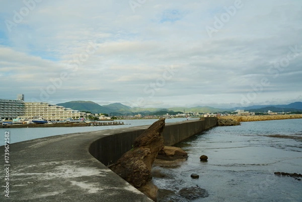 Fototapeta 曇り空と海岸と防波堤