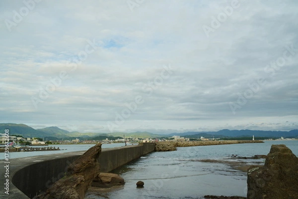 Fototapeta 曇り空と海岸と防波堤