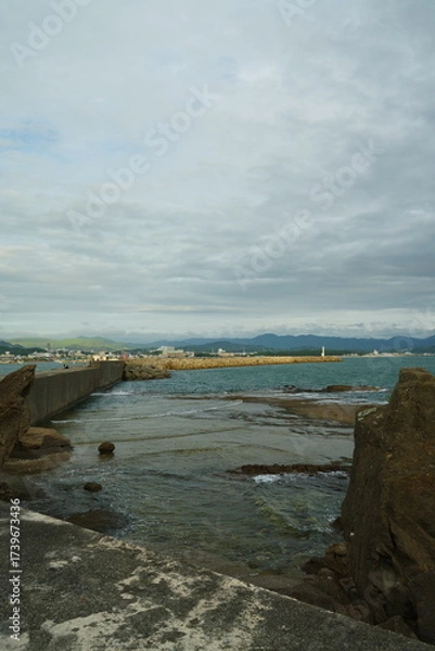 Fototapeta 曇り空と海岸と防波堤