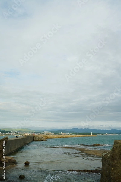 Fototapeta 海と海岸と防波堤