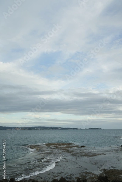 Fototapeta 曇り空と海岸