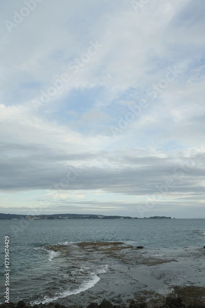 Fototapeta 曇り空と海岸