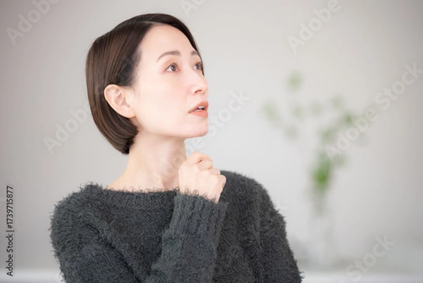 Fototapeta かわいい秋冬ニットの美しい女性の健康的な笑顔　クローズアップ　思い出す、閃く表情