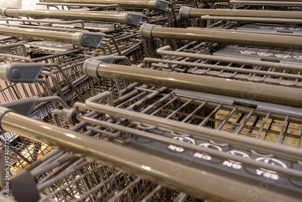 Fototapeta 整然と並んだスーパーマーケットのカート