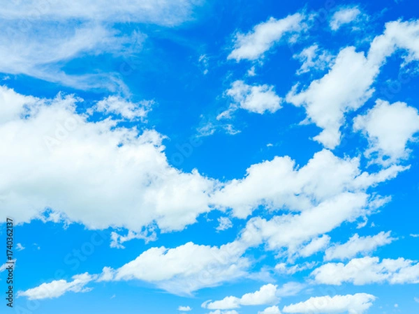 Obraz 青空に浮かぶ白い雲　爽やかで明るい夏の空の風景