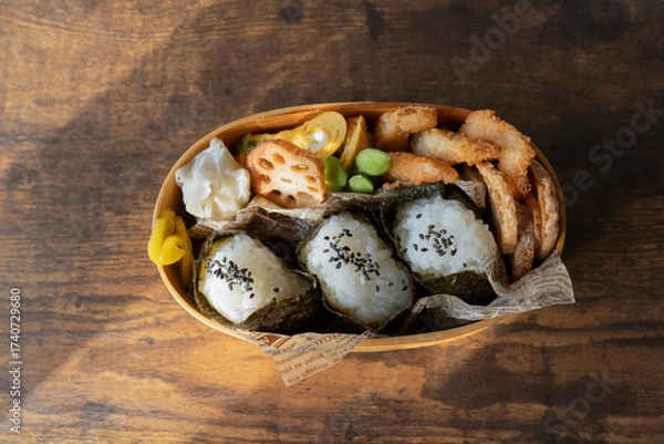 Obraz 手作りのおいしい曲げわっぱのおにぎり弁当