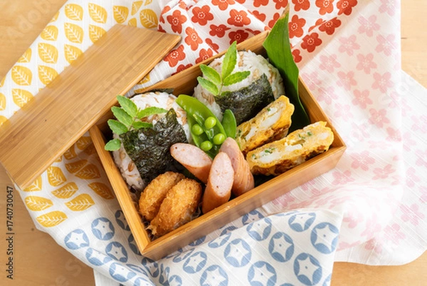 Fototapeta 手作りのおいしいおにぎり弁当