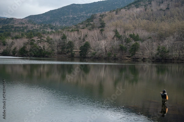Obraz 中禅寺湖で釣りをする人