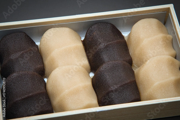 Fototapeta なめらかなこしあんに包まれた名物の餅菓子を、日本茶と共にいただく幸せなお茶の時間