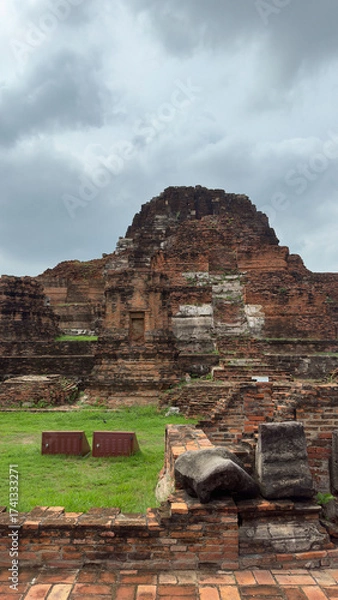 Fototapeta Wat Chaiwatthanaram in Ayutthaya, Thailand. Scenic ruins of the Buddhist temple in the ancient city. Buildings destroyed by time.