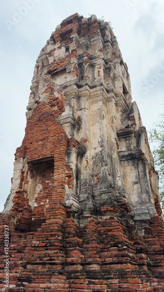 Fototapeta Wat Chaiwatthanaram in Ayutthaya, Thailand. Scenic ruins of the Buddhist temple in the ancient city.