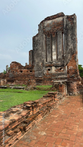 Fototapeta Wat Chaiwatthanaram in Ayutthaya, Thailand. Scenic ruins of the Buddhist temple in the ancient city. Buildings destroyed by time.