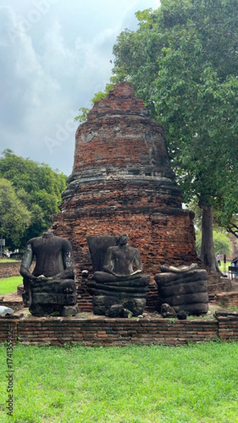 Fototapeta Wat Chaiwatthanaram in Ayutthaya, Thailand. Scenic ruins of the Buddhist temple in the ancient city. Buildings destroyed by time.