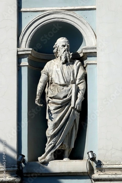 Fototapeta Sculpture of the Enlightener Methodius in the niche of the facade of the Diplomatic Academy of the Ministry of Foreign Affairs of the Russian Federation in Moscow