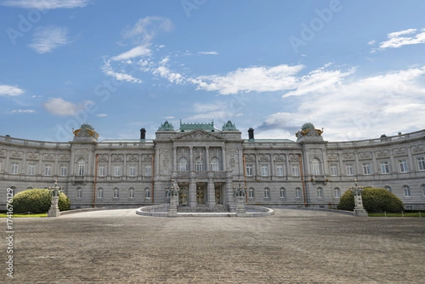 Fototapeta 迎賓館赤坂離宮前庭から見た本館