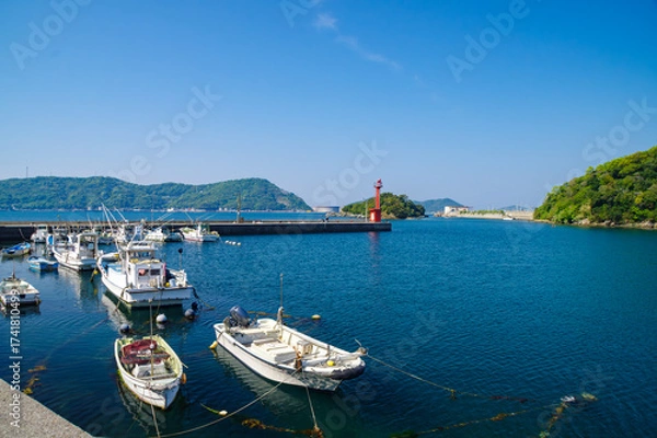 Obraz 漁船が並ぶ穏やかな港町の風景（下津町大崎）