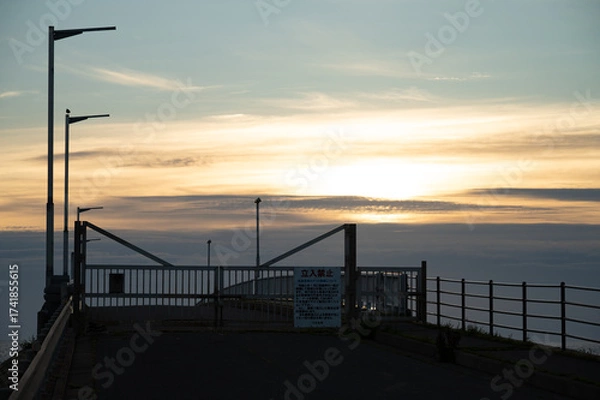 Obraz 夕暮れと封鎖された防波堤
