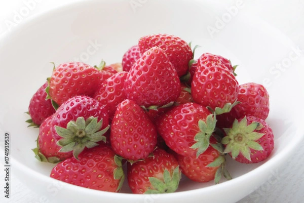 Fototapeta 白いボウルに盛られた長野県産サマーリリカルいちご