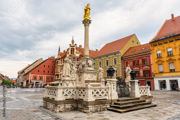Fototapeta Glavni Square, open space with picturesque buildings around in the center of Maribor, Slovenia.