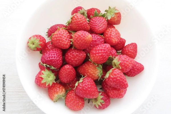 Fototapeta 白いボウルに盛られたサマーリリカルいちごの俯瞰写真
