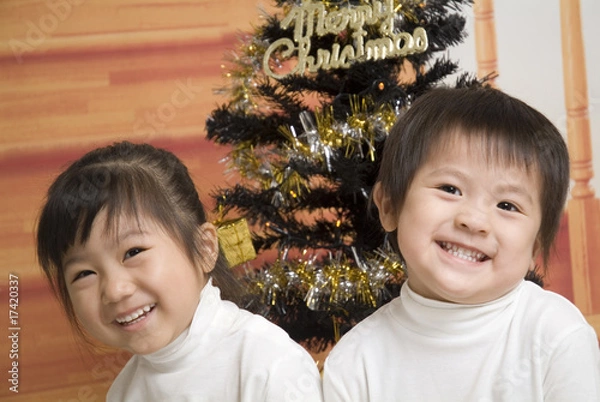 Obraz クリスマスツリーの前で