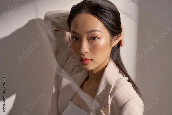 Fototapeta ジャケットを着た若い女性のムーディーなポートレート