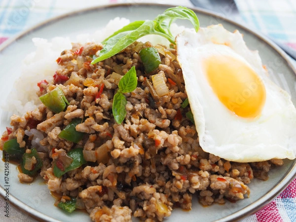 Obraz 目玉焼きをのせたガパオライス