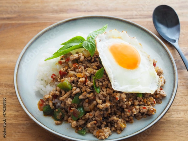 Obraz 目玉焼きをのせたガパオライス