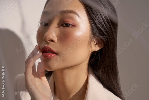 Fototapeta ジャケットを着た若い女性のムーディーなポートレート