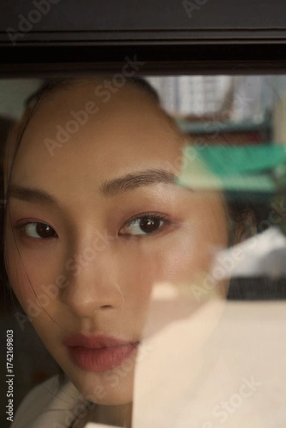 Fototapeta ジャケットを着た若い女性のムーディーなポートレート