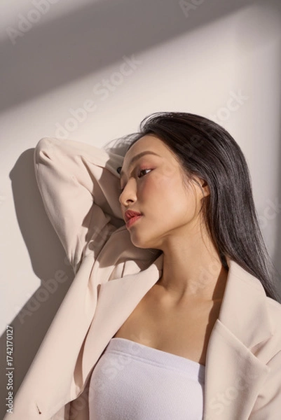 Fototapeta ジャケットを着た若い女性のムーディーなポートレート