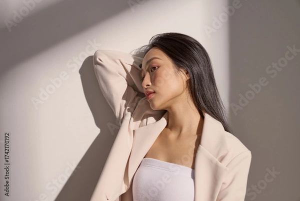 Fototapeta ジャケットを着た若い女性のムーディーなポートレート