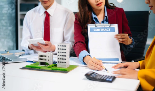 Fototapeta Salesman Hands On comdo House Model , Small Toy House Small Mortgage Property insurance and concepts real estat