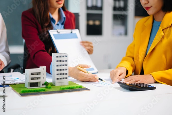 Fototapeta Salesman Hands On comdo House Model , Small Toy House Small Mortgage Property insurance and concepts real estat