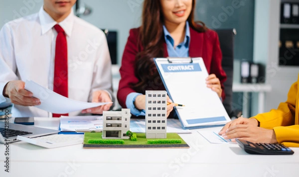 Fototapeta Salesman Hands On comdo House Model , Small Toy House Small Mortgage Property insurance and concepts real estat