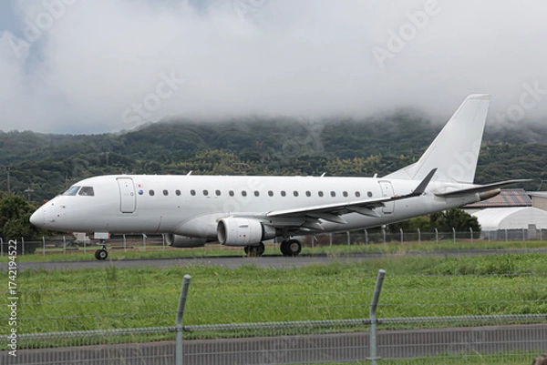Obraz 通り雨の後の出雲空港の風景