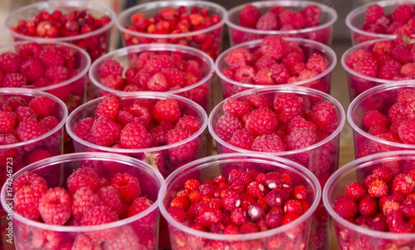 Fototapeta glasses with raspberries on the table