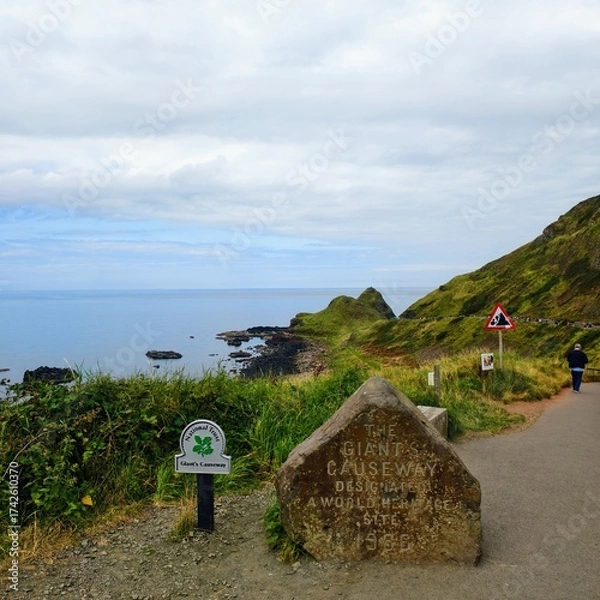 Fototapeta Coastal Trail By The Sea With Giant's Causeway Marker And Cliffside Scenery