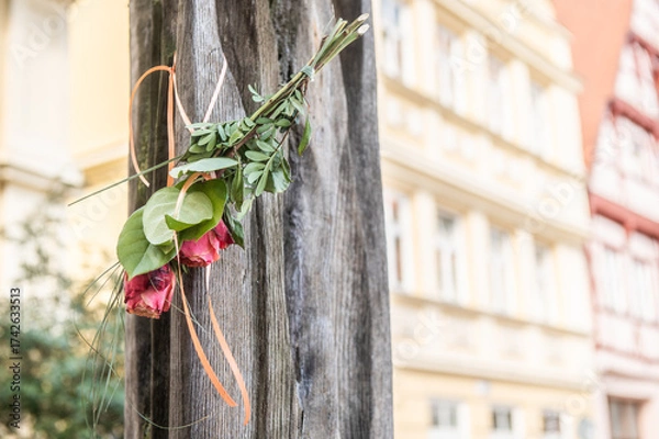 Obraz Rose am Mahnmal Hexenverfolgung Detail Maria Holl Brunnen aus Eichenholz am Weinmarkt in Nördlingen