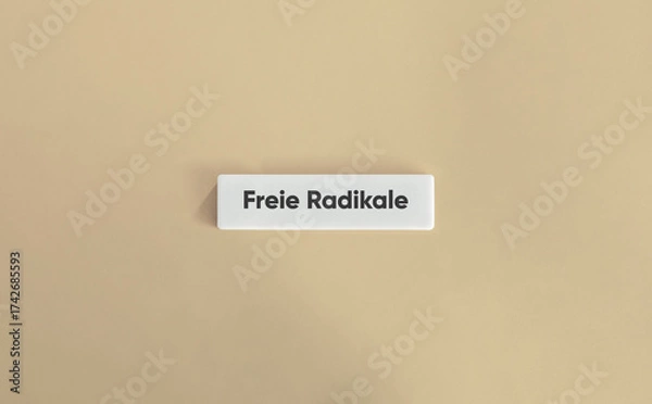 Fototapeta Freie Radikale auf weißer Buchstabenfliese vor beigem Hintergrund