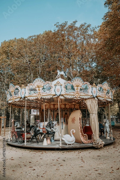 Fototapeta Un carrousel dans un parc en automne