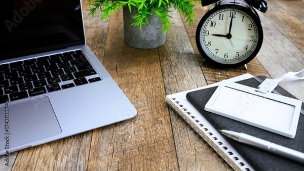 Fototapeta 始業時間　ビジネスイメージ　デスクワーク　16:9
