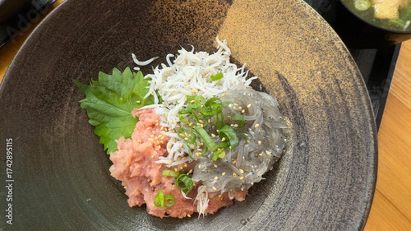 Fototapeta 新鮮な生しらすとマグロねぎトロ丼