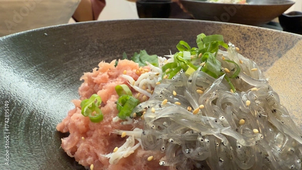 Fototapeta 新鮮な生しらすとマグロねぎトロ丼