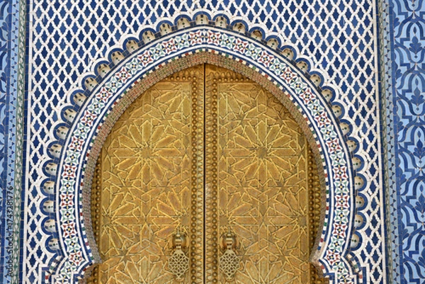 Fototapeta Brass door with Arabic calligraphy and Moroccan zellij mosaic tilework. Royal Palace, Fez, Morocco