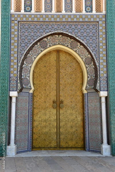 Fototapeta Brass door with Arabic calligraphy and Moroccan zellij mosaic tilework. Royal Palace, Fez, Morocco