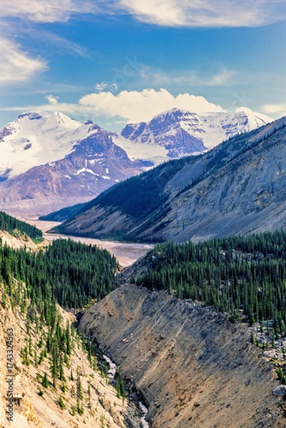 Fototapeta Ravine in a scenic mountain landscape view