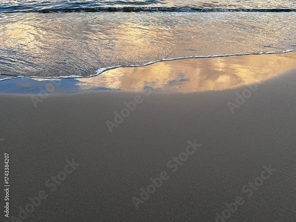 Obraz 波打ち際に雲が砂浜に映った美しい景色