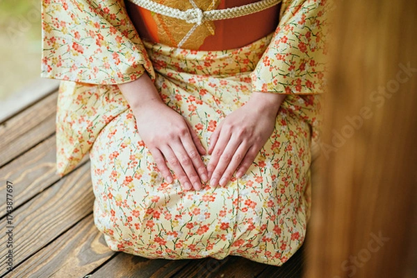 Fototapeta 縁側で静かに佇む着物姿の女性