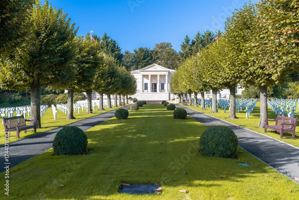 Obraz Longue allée bordée d'arbres et de bosquets donnant sur le mausolée au cimetière américain de Suresnes près de Paris